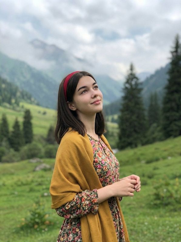 ✨ Девушка в долине, взгляд в небо