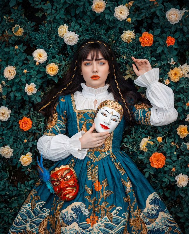 ✨ Золотые косы, синие глаза, оранжевые губы.