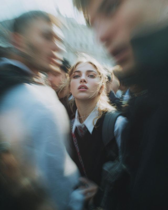 ✨ Лови момент: школьница под вспышкой