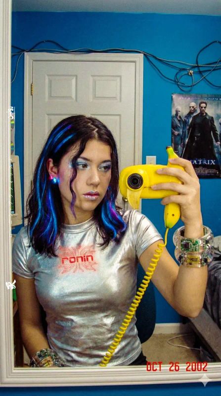 ✨ Ностальгия Y2K, селфи с бананом.