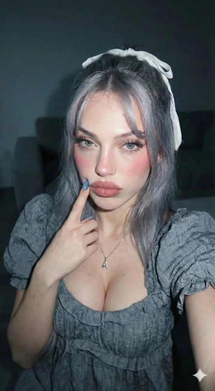 ✨ Роковая красавица в сером платье