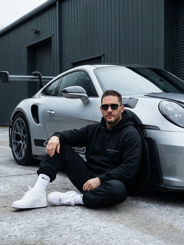 ✨ Портрет бородатого мужчины у Porsche