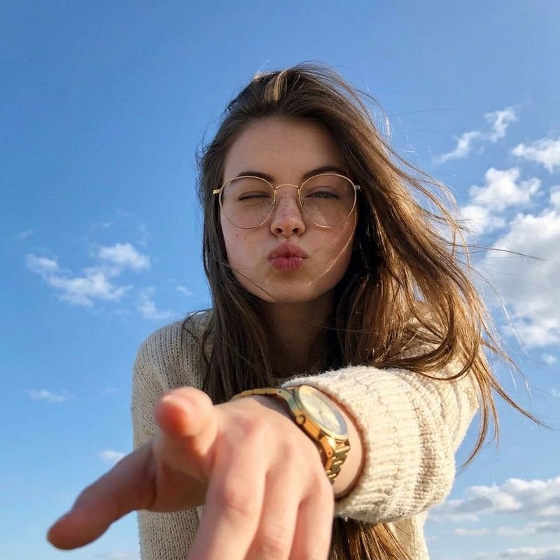 ✨ Селфи девушки с ветром и улыбкой